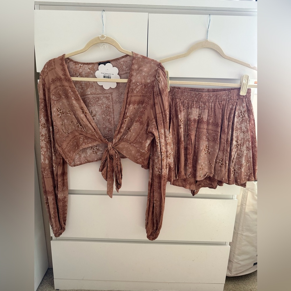 Flowy boho matching set, NWT cute long sleeve crop top & high waisted shorts set